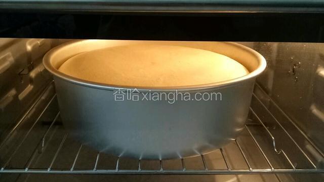 烤了15分钟后的蛋糕。