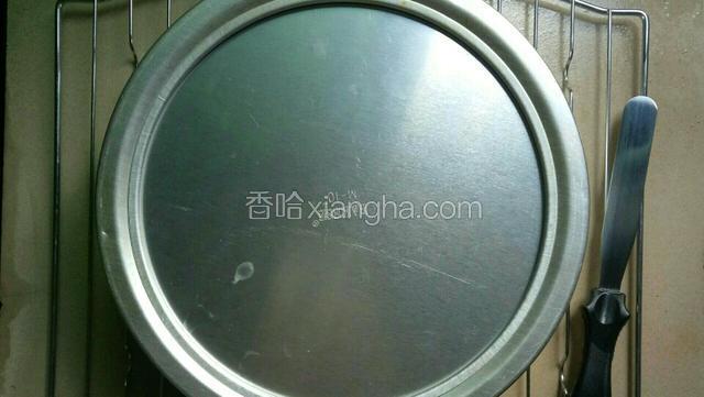 烤好的蛋糕迅速拿出来，从40厘米高的地方落下，然后倒扣在烤网上晾凉脱模。