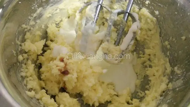 加入最后1/3的奶油时，再加入几滴香草精！如果没有香草精可以不放。