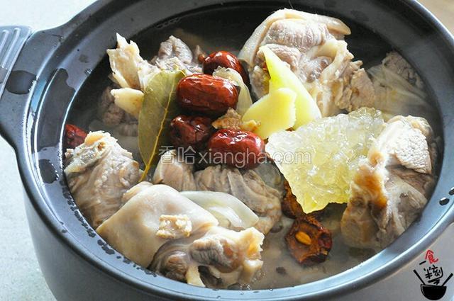 倒入盐～料酒、白酒、生抽，大枣调味，倒入热水，焖煮两小时～