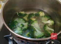 西兰花炒鸡蛋的做法图解2