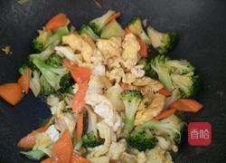 西兰花炒鸡蛋的做法图解13