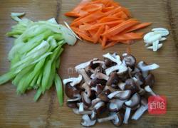 胡萝卜西芹炒香菇的做法图解1