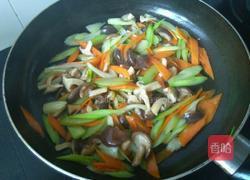 胡萝卜西芹炒香菇的做法图解5