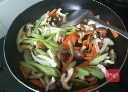 胡萝卜西芹炒香菇的做法图解4