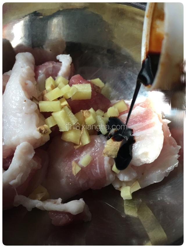 少许酱油倒入肉片加生姜粒碗中拌匀腌制一会