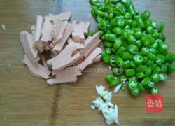 美人椒炒火腿的做法图解1