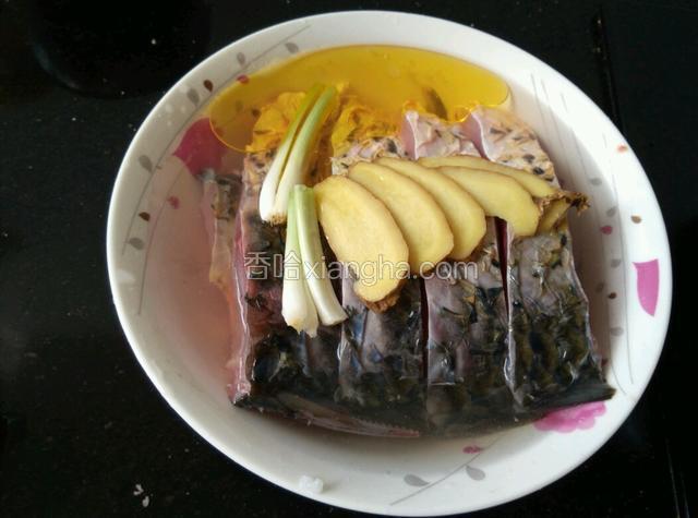 把鱼肉放入大碗，加姜、甜酒酿、茶油，放入适量水。