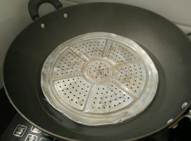 锅里水烧开，下隔垫。