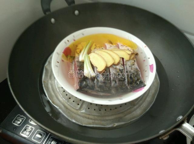 把鱼放入锅中。