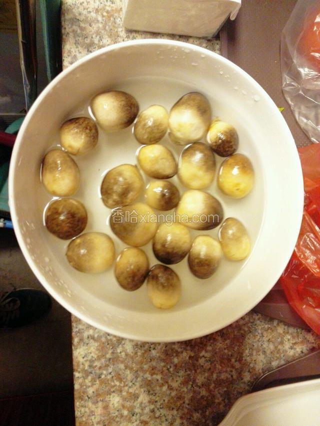 菌菇洗干净放入装有净水的大碗浸泡一会