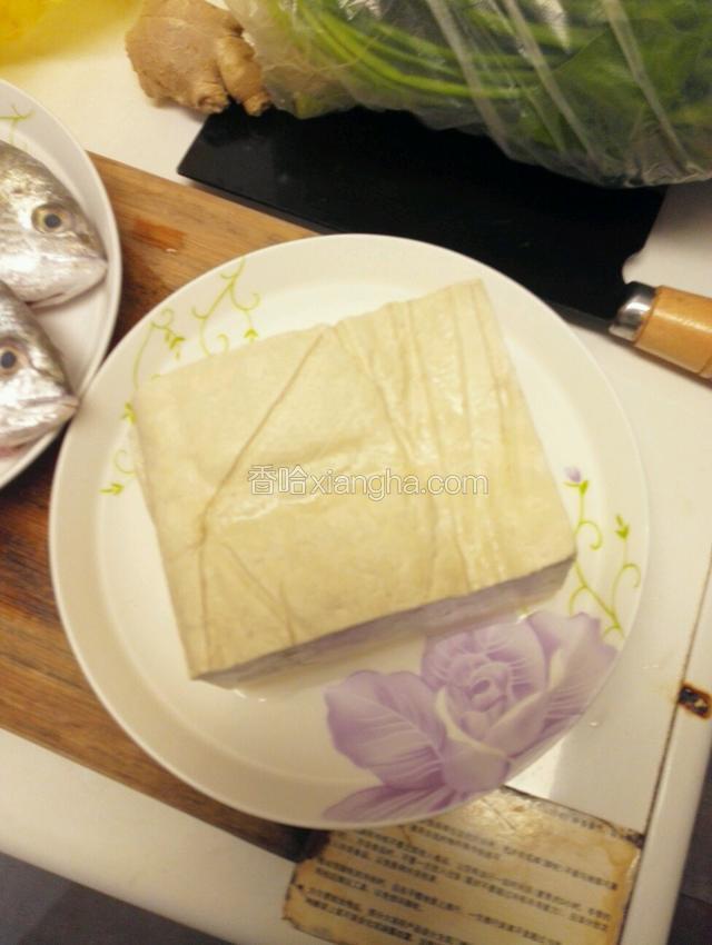 老豆腐冲洗后，放冷水中浸泡10分钟
切成块状