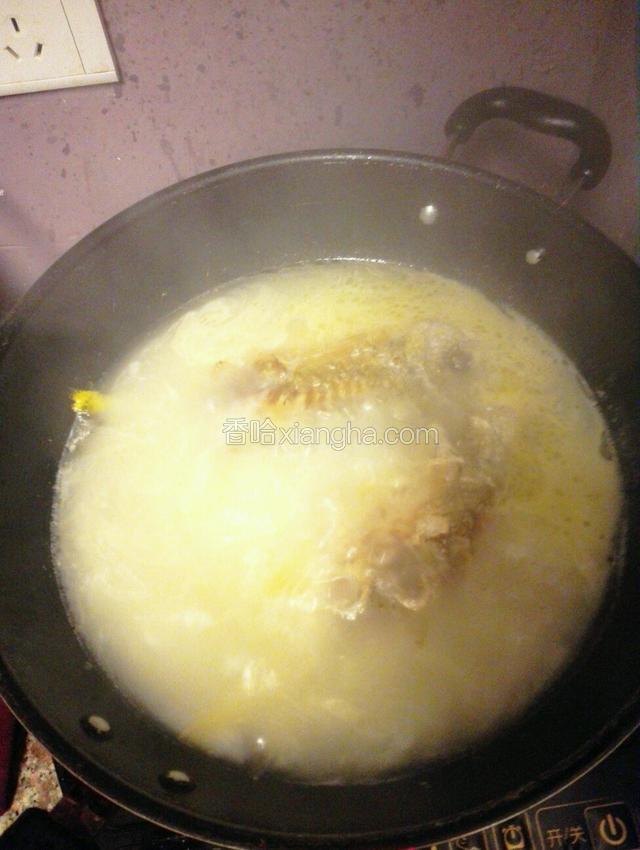加入开水后用大火煮汤，添加生姜，大火煮15分钟至汤色成奶白色。