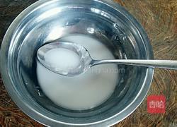 豌豆米炒肉丁的做法图解2