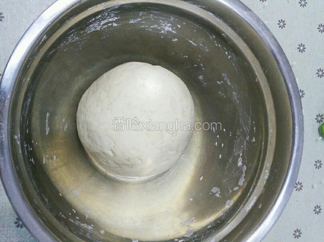 拌好的面团揉成光滑的面团后盖保鲜膜醒发20分钟。