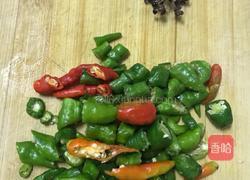 烟熏肠炒蒜薹的做法图解1