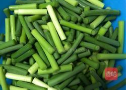 烟熏肠炒蒜薹的做法图解2