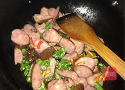 烟熏肠炒蒜薹的做法图解5