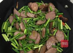 烟熏肠炒蒜薹的做法图解6