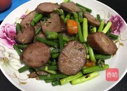 烟熏肠炒蒜薹的做法图解7