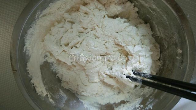 边倒水边用筷子搅拌成絮状