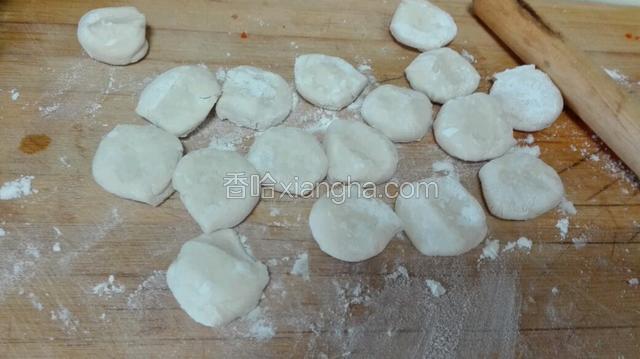 把面团分成一个个小面团，用手心按扁