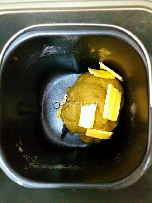 20分钟后加入软化的黄油，再揉面20分钟。