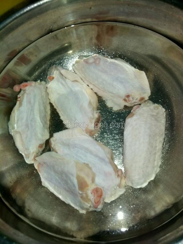 鸡翅买回来洗净用清水浸泡一个小时左右，去血水