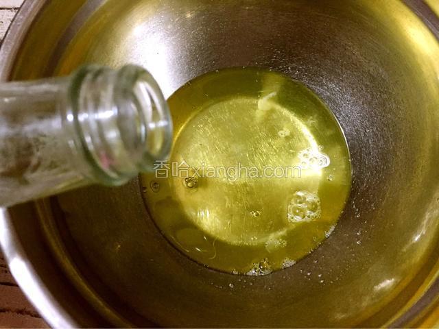 蛋白加入白醋，用电动打蛋器打成粗泡