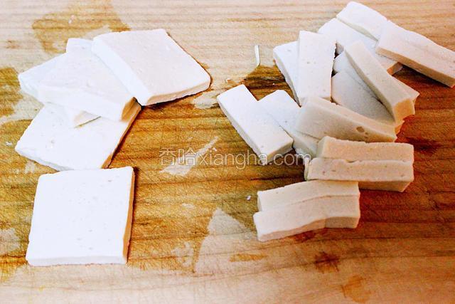 千叶豆腐我买的时候是冻的，所以沸水焯烫，控水切条