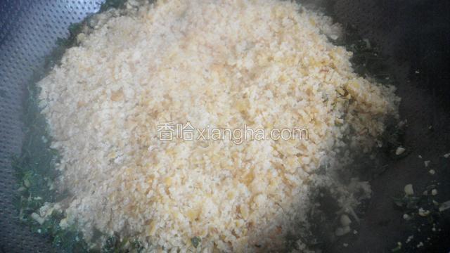 用蒸汽把豆沫熘熟，水不够可以少加点水。