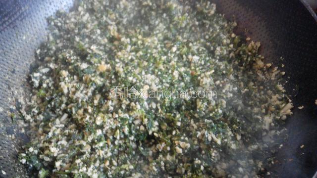 豆沫熟了，水焅干，放少许盐，翻拌均匀就可以出锅了