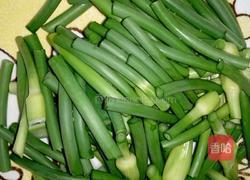 五花肉炒蒜苔的做法图解1