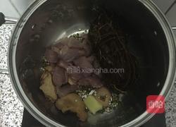 鸡骨草薏米茯苓煲瘦肉(祛湿汤)的做法图解3
