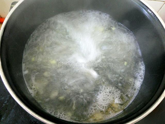 放入姜蒜沫、油煮一分钟左右出味