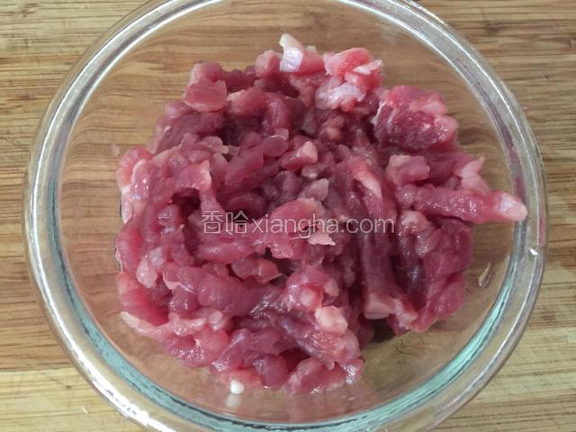 把牛肉洗干净，先顺着牛肉的纹路切片，再逆着牛肉纹路把片切成丝。