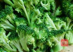 西兰花炒肉末的做法图解1