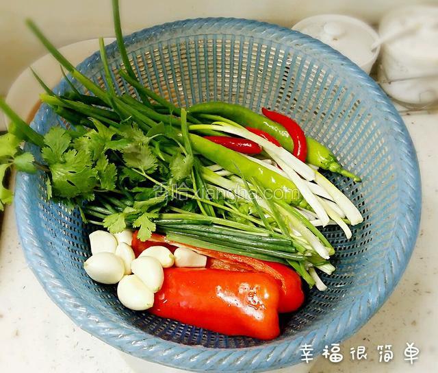 准备蒸鱼用的辅料清洗干净。