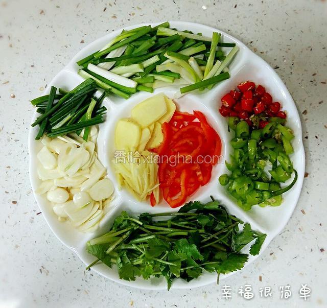 将葱，香菜，蒜苗，切成两厘米左右的小段，生姜切成片和丝，蒜头切片，辣椒切成小粒备用。