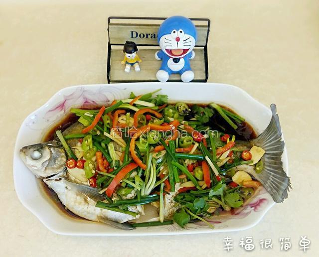 漂亮又好吃的蒸鱼在哧啦的浇油声中完成了。