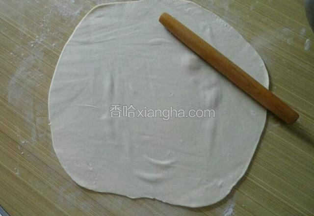 在撒上面粉的桌上开始擀皮，当然是越薄越好