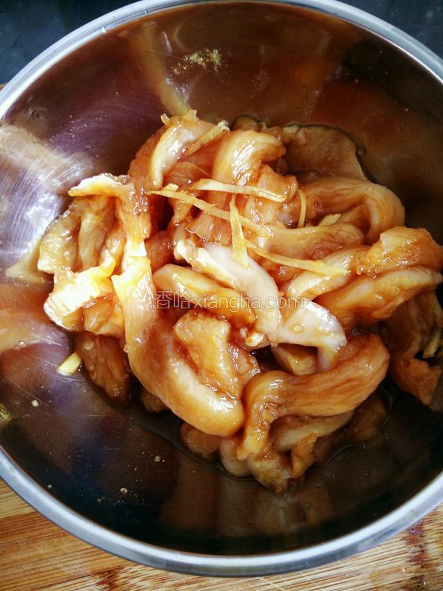 鸡肉条放进碗里，加入姜丝，料酒，生抽，白糖，抓匀，腌渍半小时以上