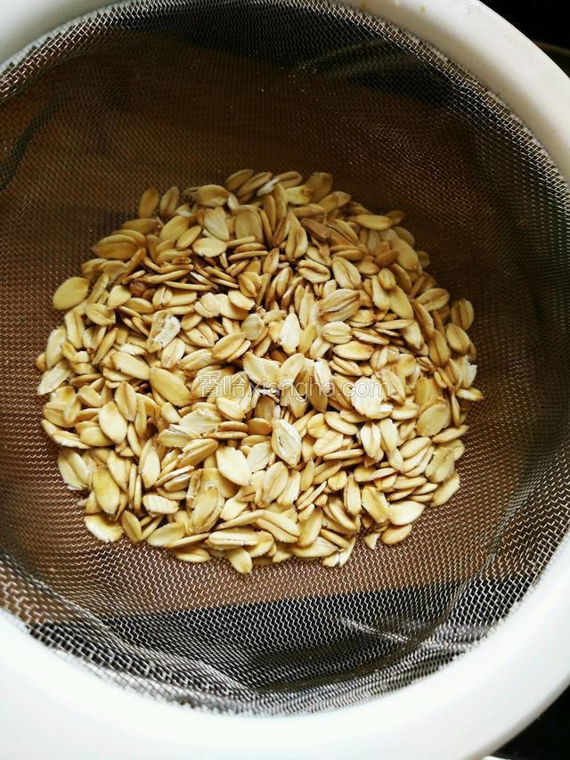 燕麦片过筛，去掉杂质