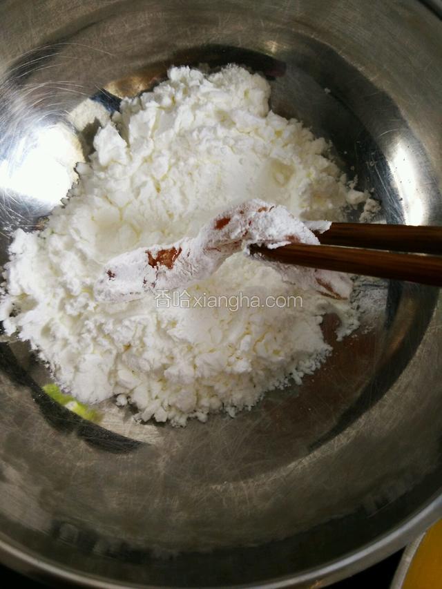 鸡肉条再拌拌，去掉姜丝，用筷子夹起先裹上薄薄一层玉米淀粉