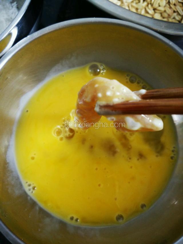 再在鸡蛋液里打个滚