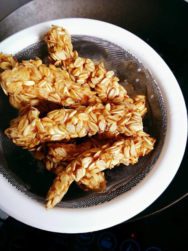 小火炸三分钟，捞出控油
