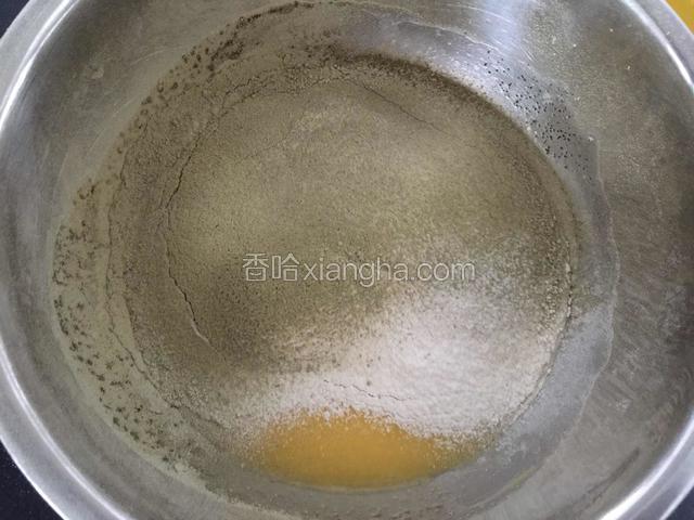 在蛋黄混合物里筛入低筋粉和抹茶粉的混合粉。