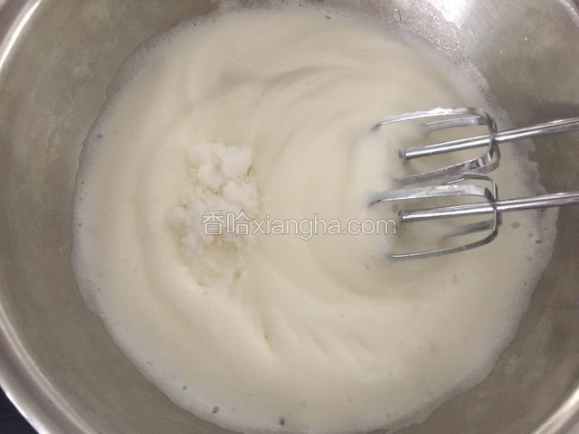 打到蛋白开始变浓稠加入20克的白糖，继续打发。