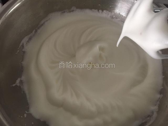 打到提起打蛋器能拉出弯勾时加入20克白糖，继续打发。（烤箱开始预热十分钟）