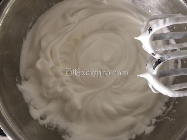 最后打发至提起打蛋器能拉出小尖角就可以了。